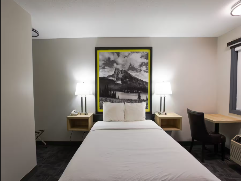 Super 8 By Wyndham Clearwater BC image