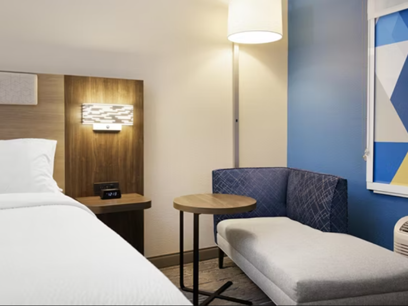 Super 8 By Wyndham Clearwater BC image