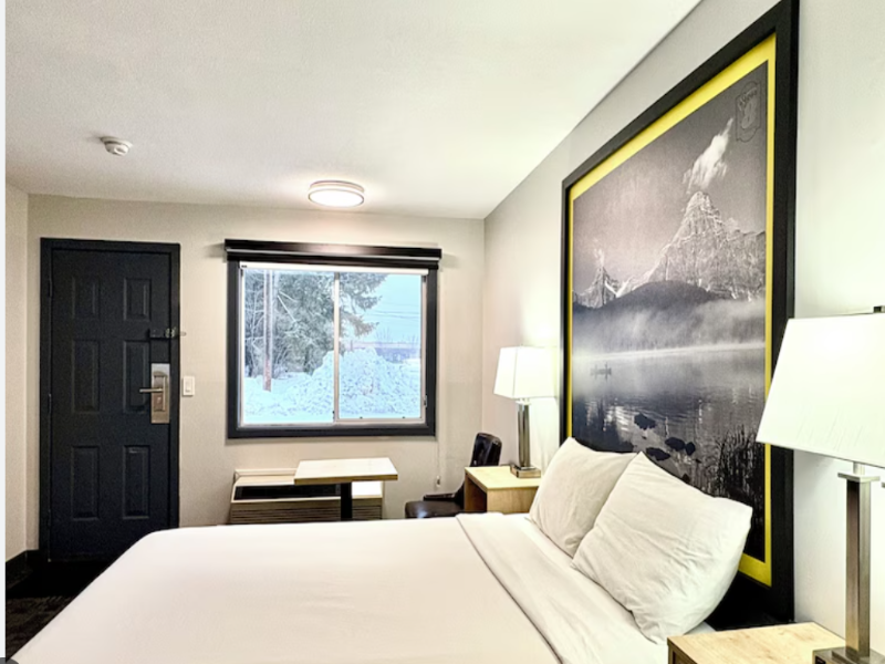Super 8 By Wyndham Clearwater BC image