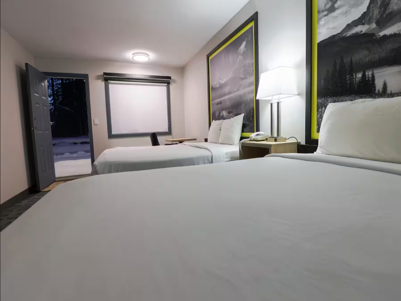 Super 8 By Wyndham Clearwater BC image