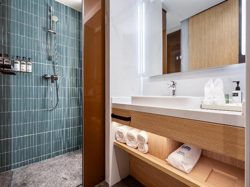 Holiday Inn Express Haikou Intl Duty Free City image