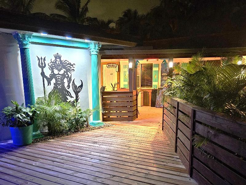 Blue Heron Bridge Hotel and Dive Club image