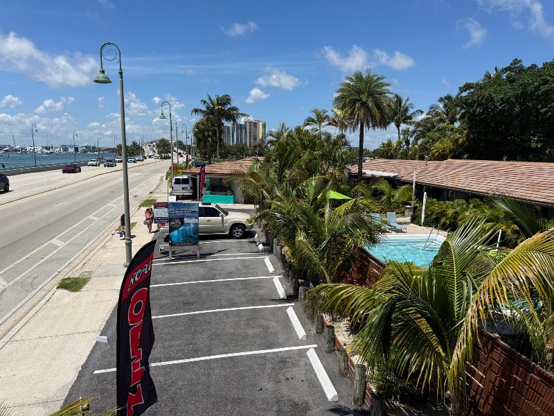Blue Heron Bridge Hotel and Dive Club image