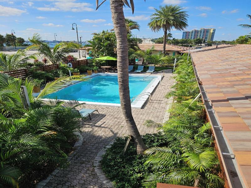 Blue Heron Bridge Hotel and Dive Club image
