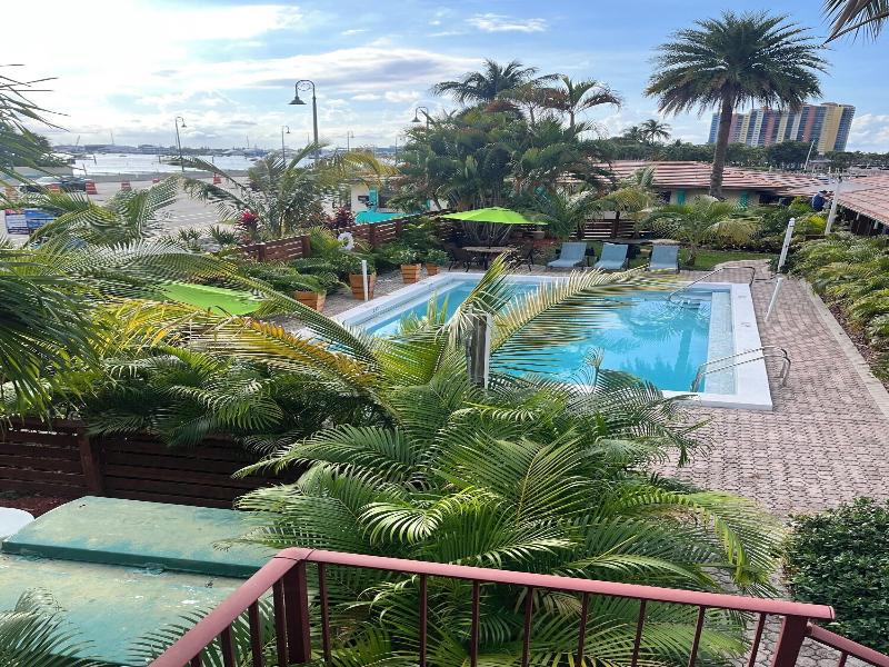 Blue Heron Bridge Hotel and Dive Club image