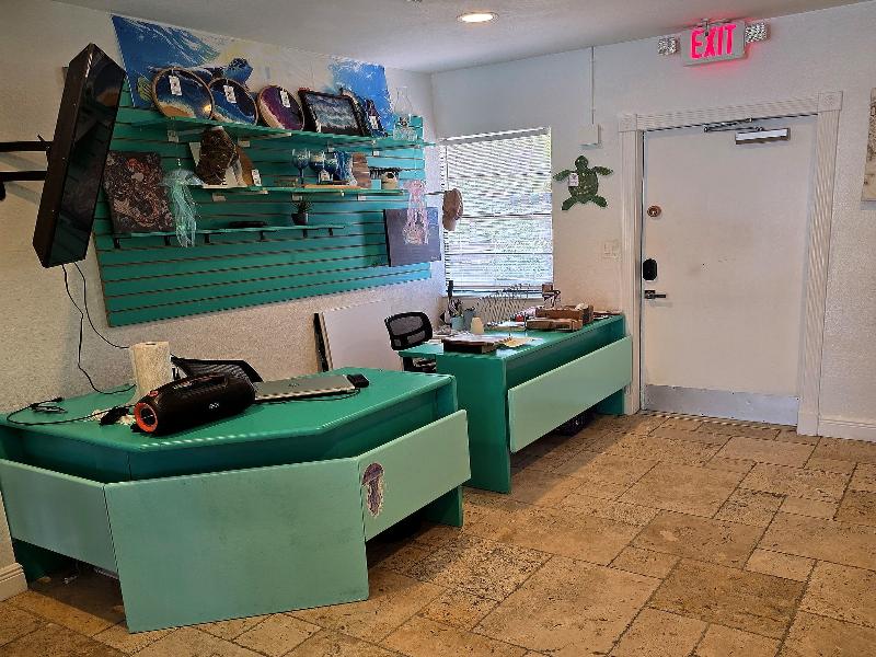 Blue Heron Bridge Hotel and Dive Club image