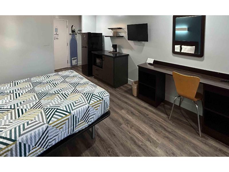 Studio 6 Suites Hesperia,CA–West Main Street–I-15 image