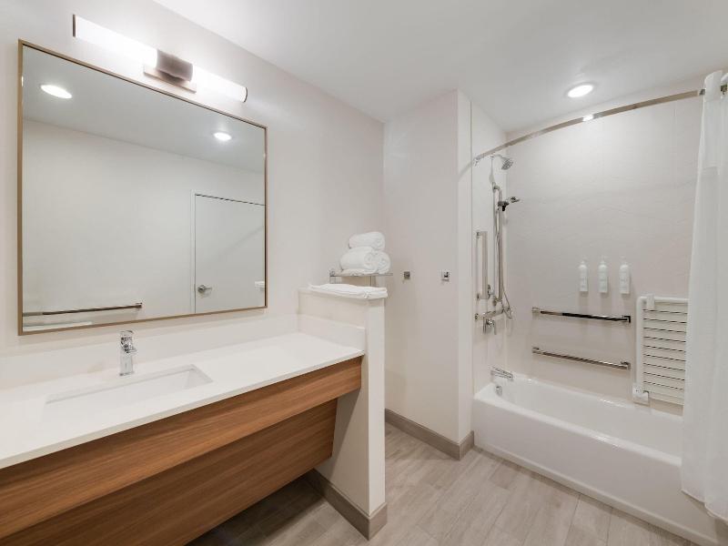 Fairfield Inn Suites By Marriott Virginia Beac image