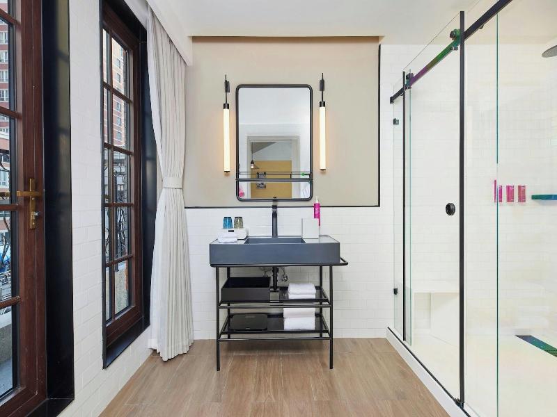 Moxy Shanghai Putuo image