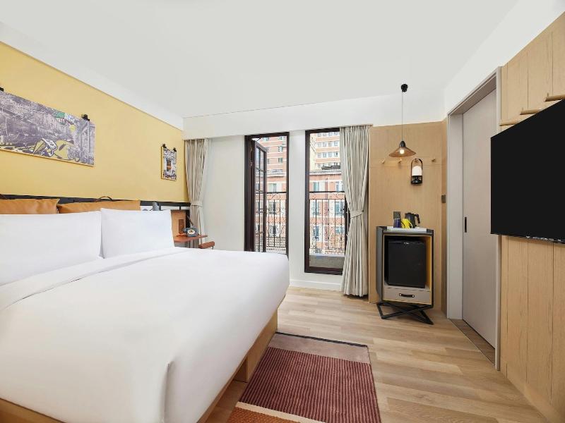 Moxy Shanghai Putuo image