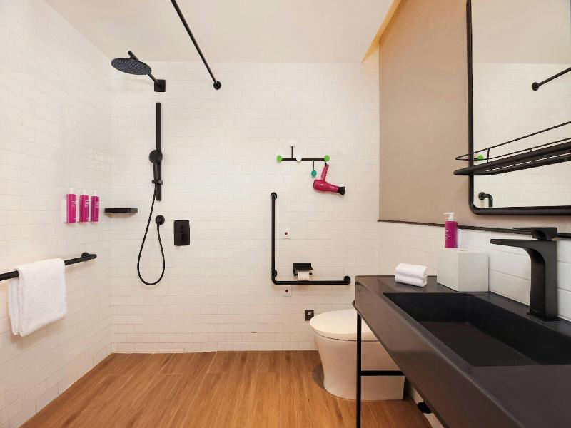 Moxy Shanghai Putuo image