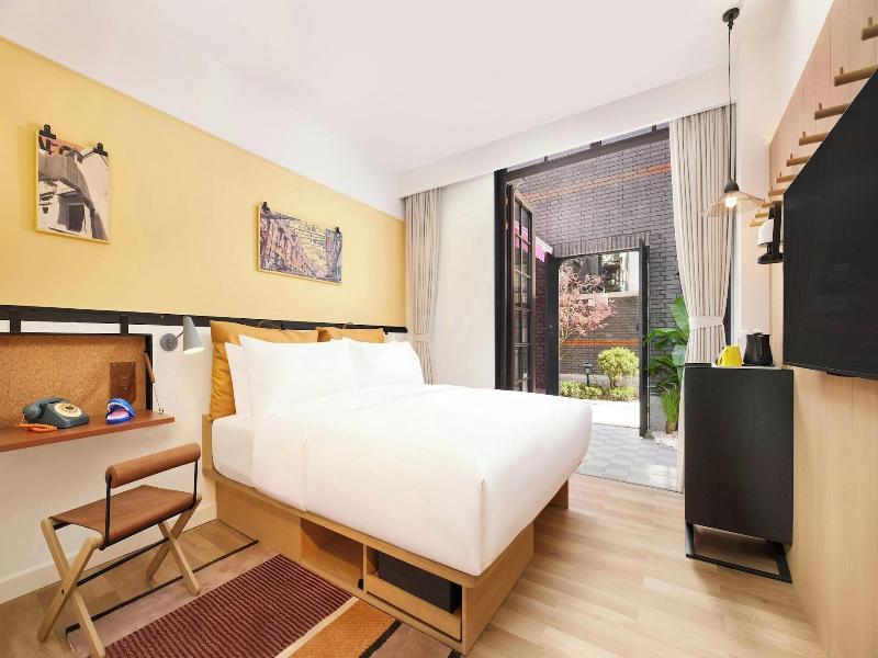 Moxy Shanghai Putuo image