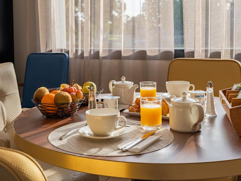 Quality Suites Rochefort image