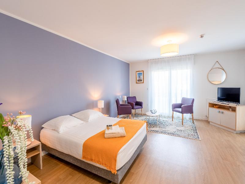 Quality Suites Rochefort image