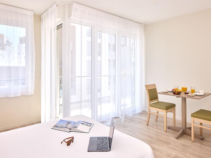 Quality Suites Le Havre Les Docks image