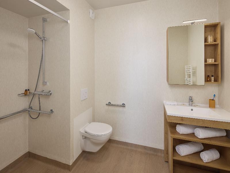 Quality Suites Cholet image