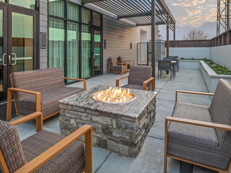 Courtyard By Marriott Woodland image