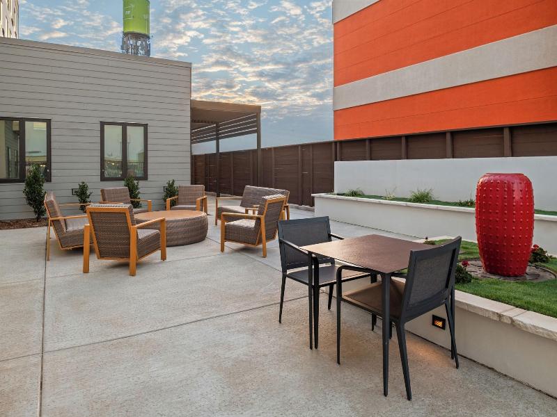 Courtyard By Marriott Woodland image