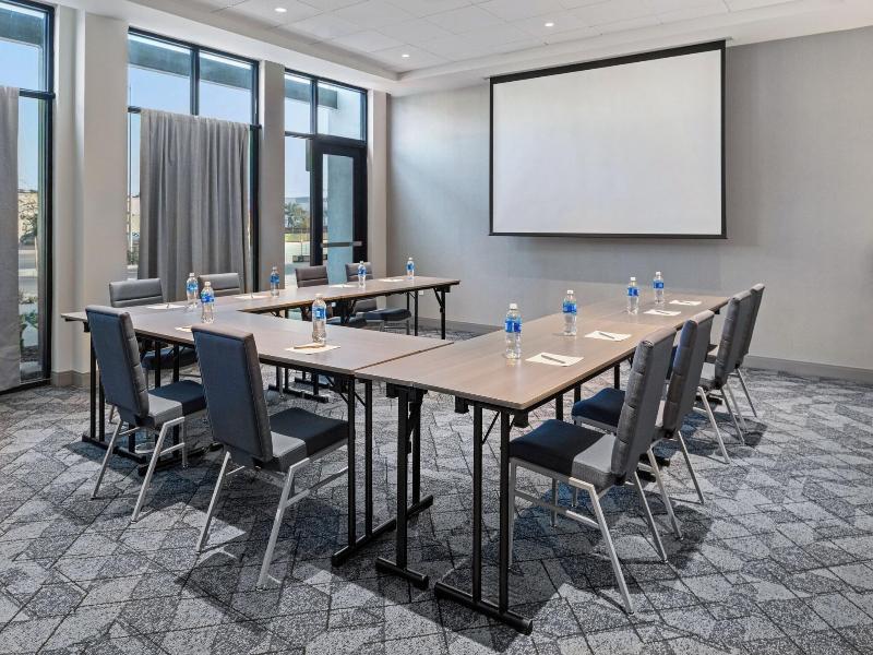 Courtyard By Marriott Woodland image