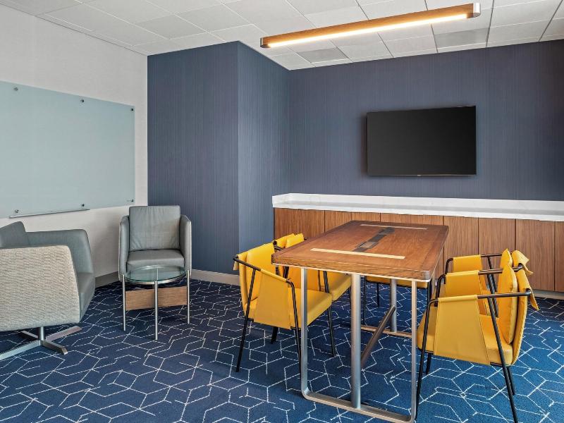 Courtyard By Marriott Woodland image