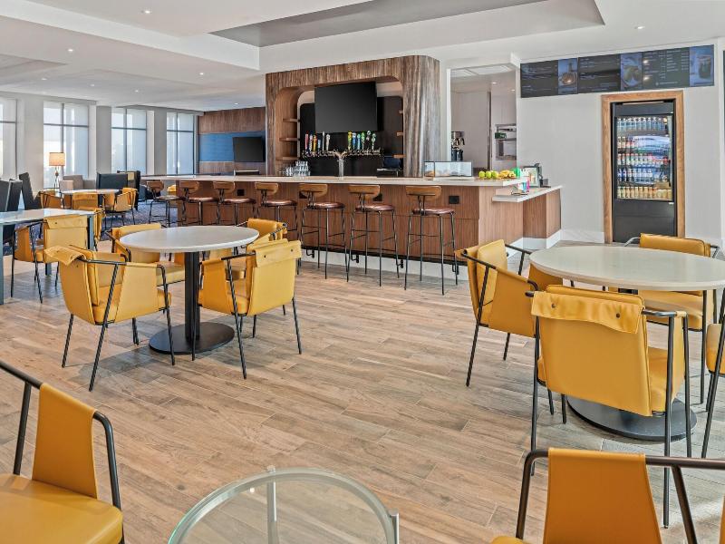 Courtyard By Marriott Woodland image