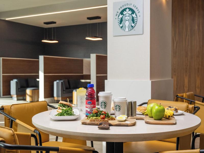 Courtyard By Marriott Woodland image