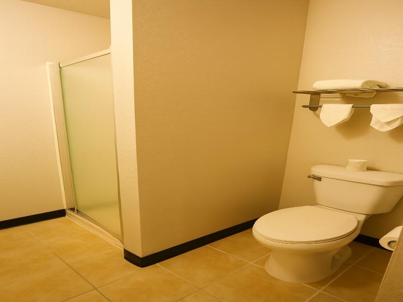 Royal Inn & Suites Milaca image 9