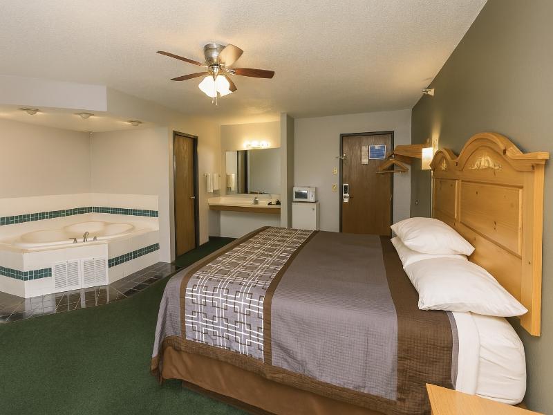 Royal Inn & Suites Milaca image 8