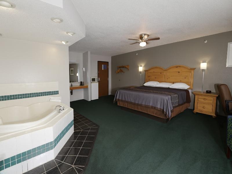Royal Inn & Suites Milaca image 6