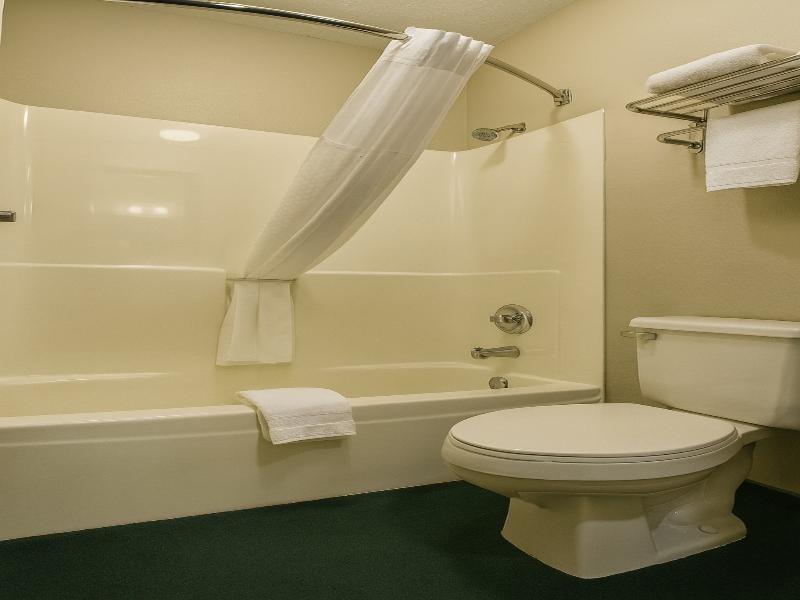 Royal Inn & Suites Milaca image 3
