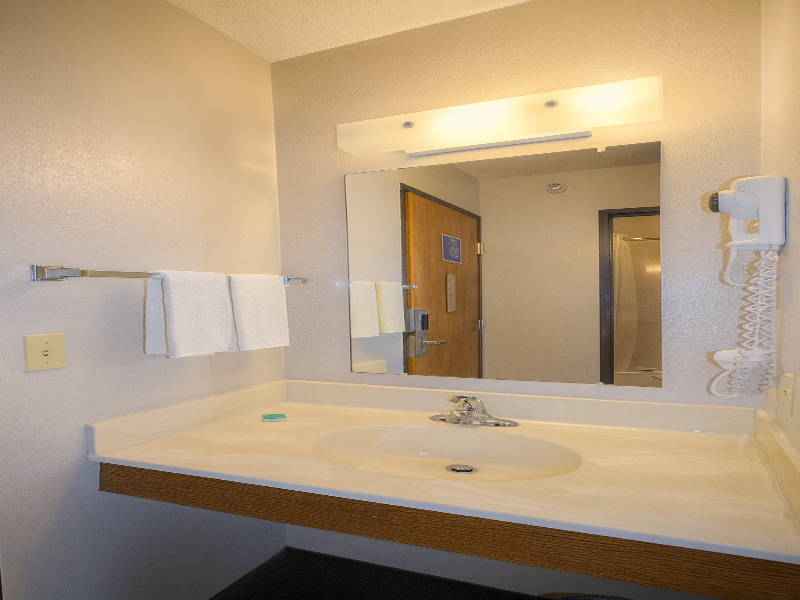 Royal Inn & Suites Milaca image
