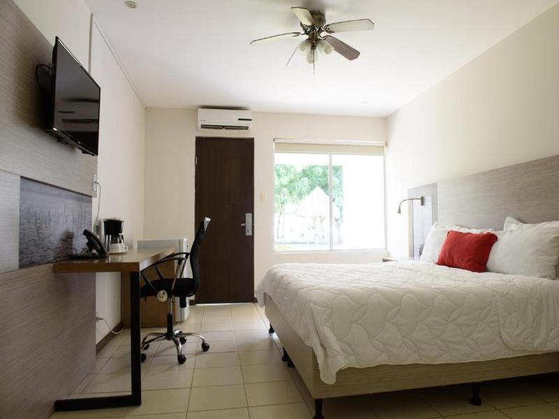 Puerto Azul Hotel Y Club Nautico image