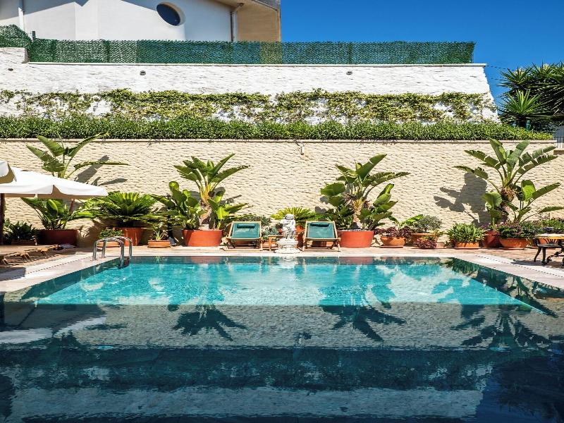 Motif Hotel image