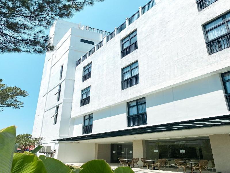The Plaza Garden Hotel And Residences image