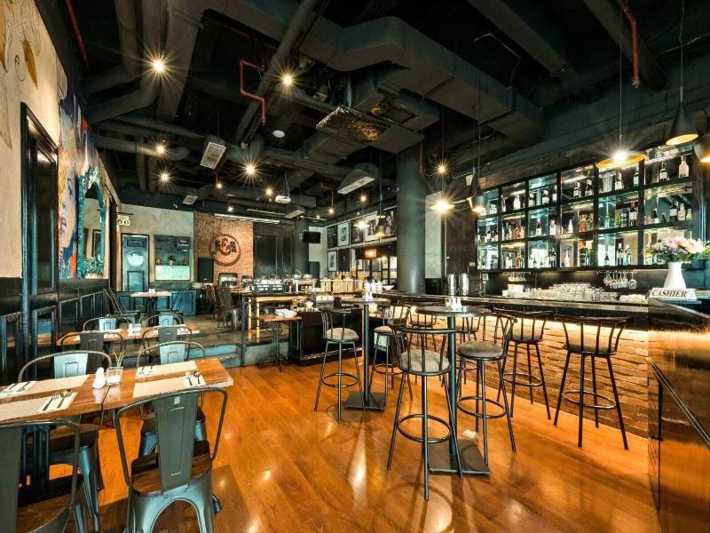 Maxone Hotels Premier Melawai image