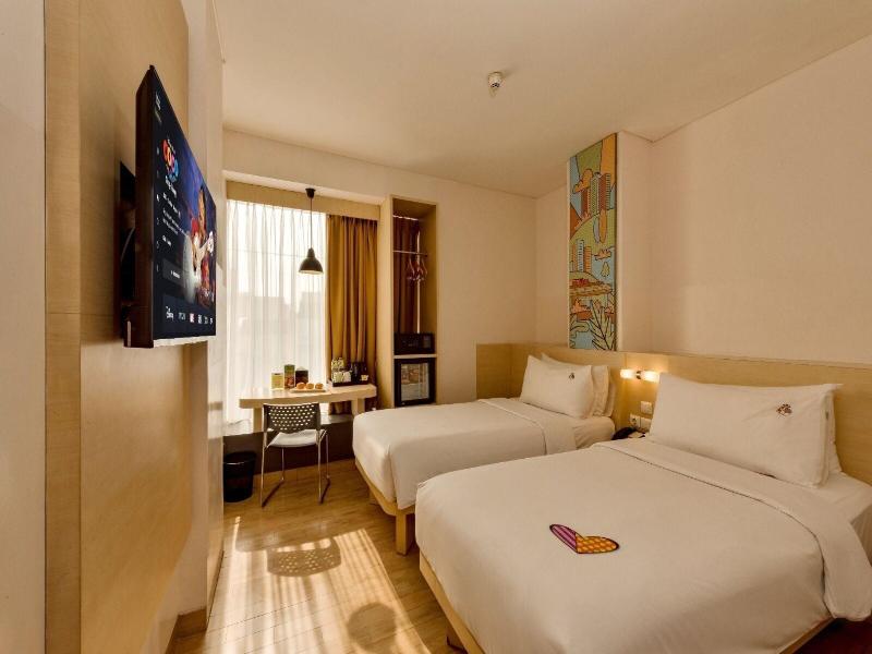 Maxone Hotels Premier Melawai image