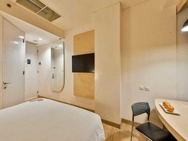Maxone Hotels Premier Melawai image