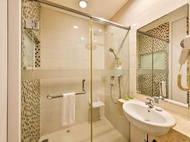 Maxone Hotels Premier Melawai image