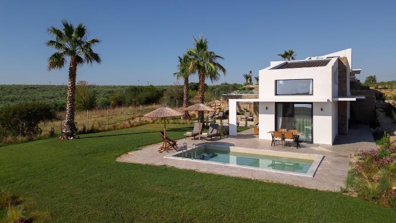 Flamingo View Suites & Villas image