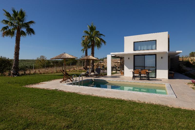 Flamingo View Suites & Villas image