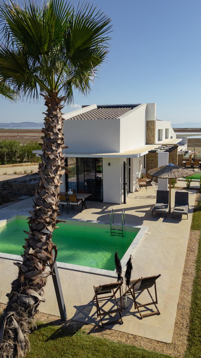 Flamingo View Suites & Villas image