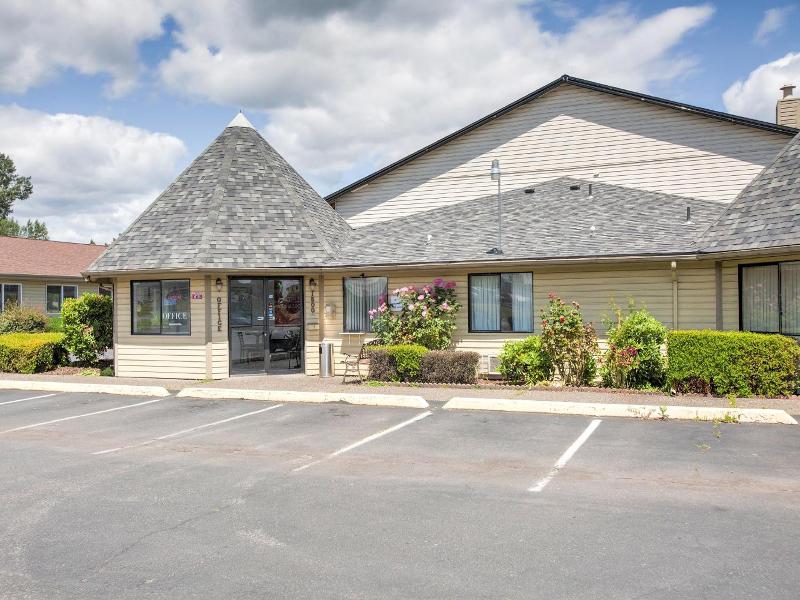 Oyo Woodland Hotel And Suites image