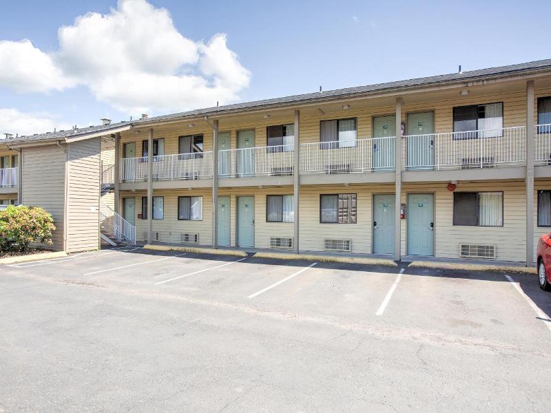 Oyo Woodland Hotel And Suites image