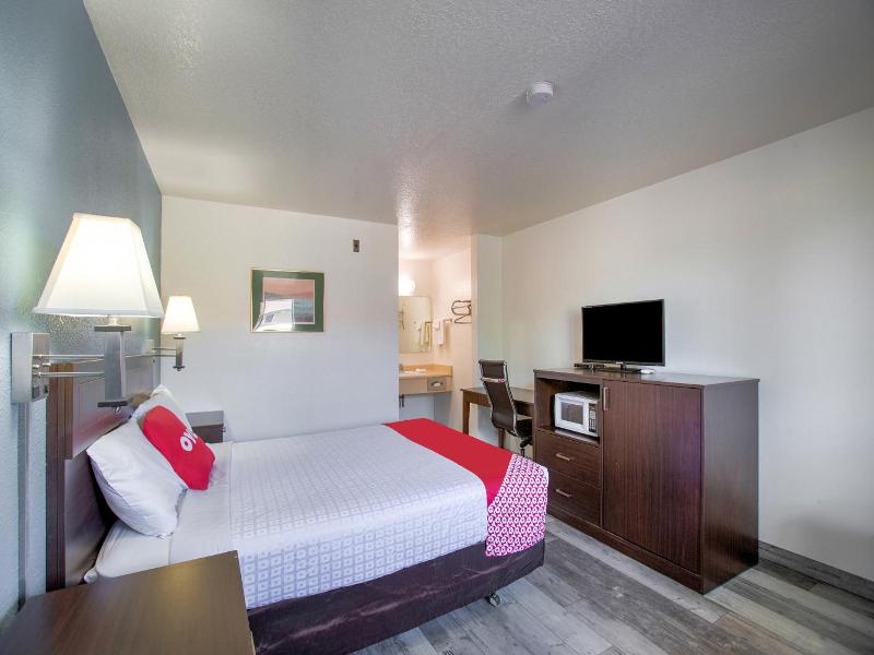 Oyo Woodland Hotel And Suites image