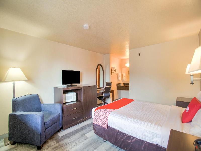 Oyo Woodland Hotel And Suites image