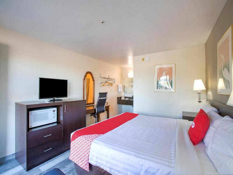 Oyo Woodland Hotel And Suites image