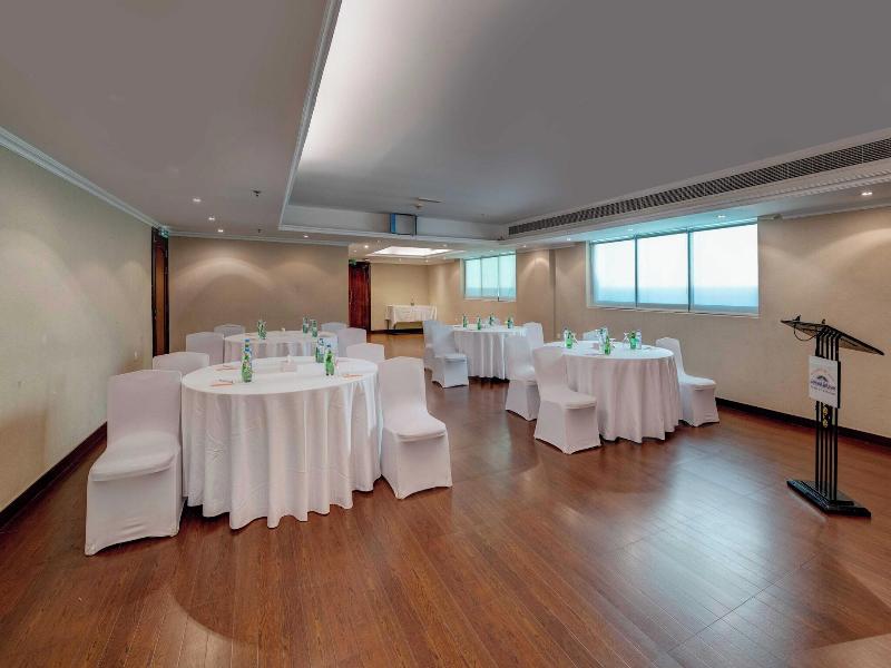 Howard Johnson Plaza By Wyndham Dubai Deira image