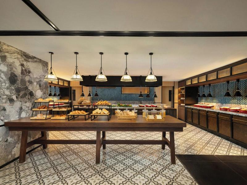 Four Points By Sheraton Beijing Sanlitun Workers image