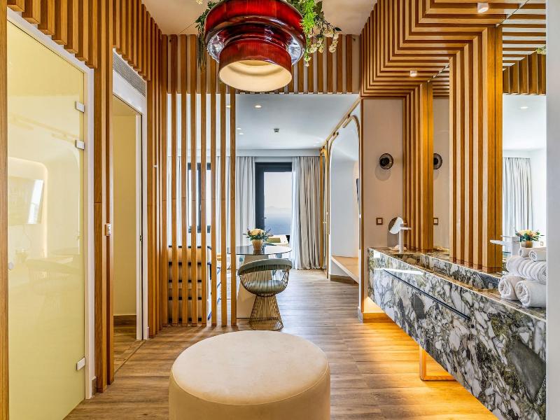 Cresanto Luxury Suites image