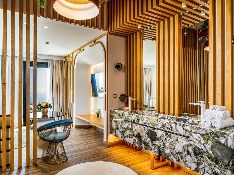 Cresanto Luxury Suites image